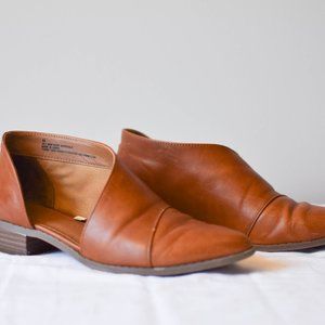 Universal Threads Cut Out Sides Tan Flats 6.5